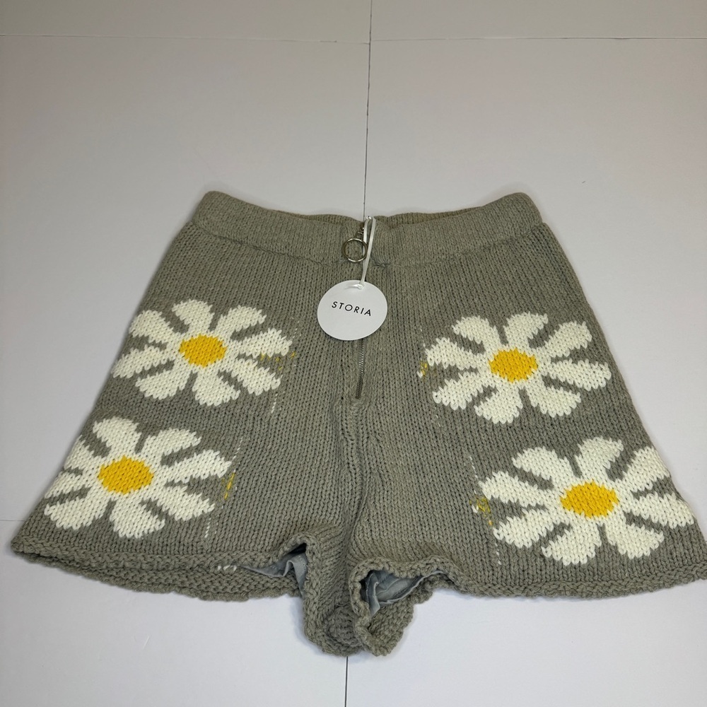 Storia Knit Daisy Shorts Large Gray White Yellow Floral High Waisted Lined NWT - Picture 2 of 9